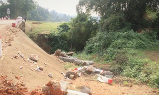 Cầu tiền tỷ vừa sử dụng 1 tháng đã hỏng sau lũ