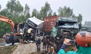 Xe đầu kéo bẹp dúm sau tai nạn liên hoàn trên quốc lộ