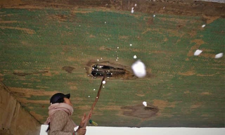 Cận cảnh cầu tiền tỷ bong tróc để lộ xốp, thép hoen gỉ ra ngoài