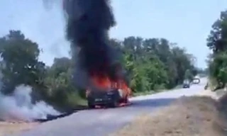 Tài xế 'ôm' giấy tờ thoát khỏi chiếc ô tô đang cháy ngùn ngụt