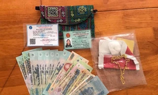 Đại úy Công an trả lại tiền và dây chuyền vàng cho người đánh rơi