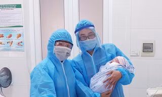 Vỡ òa niềm vui bé gái chào đời trong phòng cách ly