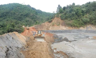 Một phụ nữ tử vong khi lún chân xuống bùn