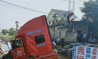 Xe đầu kéo mất lái 'bay' qua kênh thủy lợi