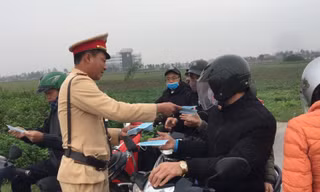 CSGT phát miễn phí khẩu trang y tế cho người tham gia giao thông