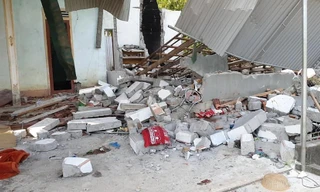 Nghệ An: Nổ lớn sập nhà bếp, cha chết, hai con bị thương nặng