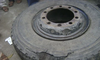 Nổ lốp xe khách: Người đàn ông văng cao 3 mét, tử vong