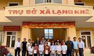 Tặng 1.300 cuốn vở cho học sinh Chôm Lôm