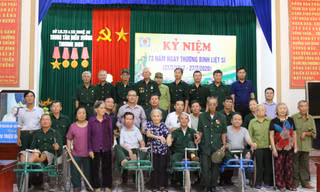 Tập đoàn Him Lam, báo Tiền Phong trao quà tri ân Thương bệnh binh nặng Nghệ An