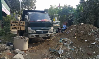 Đất đá, phế liệu 'chặn' phương tiện ở cửa ngõ thành phố Vinh