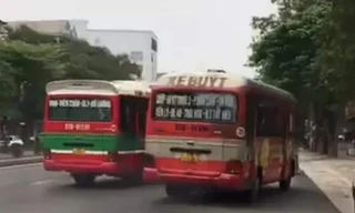 Phẫn nộ cảnh hai xe buýt lạng lách, chèn ép nhau gây nguy hiểm cho người dân