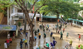 Hàng chục người nỗ lực dọn bùn đất sau mưa lũ.