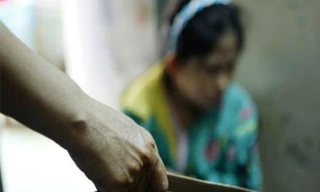 Khởi tố 9X ném ghế xuyên hốc mắt khiến vợ chưa cưới tử vong