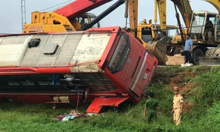 Xe khách lật bên lề đường lúc rạng sáng, 1 người chết, 20 người bị thương 