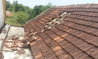 Máy bay hạ cánh làm tốc mái nhà dân