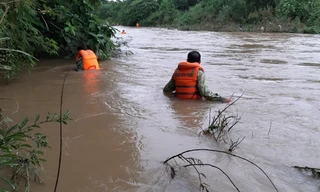 Tìm kiếm người đàn ông bị nước lũ cuốn trôi khi đi qua đập tràn