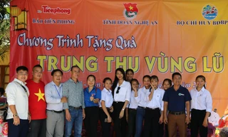 Người đẹp tài năng Đinh Phương Mỹ Duyên đồng hành với học sinh vùng lũ