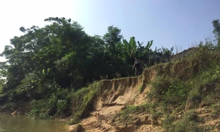 Sông lấn làng, trăm hộ dân sống thấp thỏm bên miệng ‘hà bá’