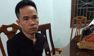 Nam thanh niên bị bắt giữ khi đang mua bán 2 cá thể hổ