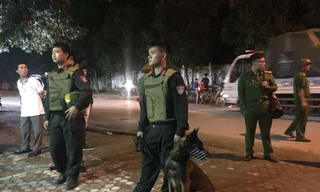 Lực lượng chức năng làm nhiệm vu tại hiện trường vụ án