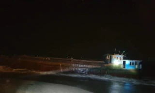 Tàu không người lái nghi của Trung Quốc trôi dạt vào bờ biển Hà Tĩnh