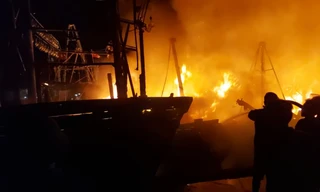 Bốn tàu cá bất ngờ bốc cháy ngùn ngụt trong đêm
