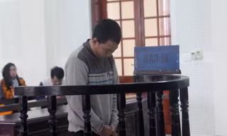 Bị cáo trước vành móng ngựa