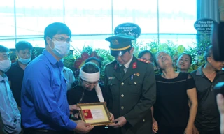 Trung ương Đoàn tặng huy hiệu Tuổi trẻ dũng cảm cho thượng úy hy sinh khi làm nhiệm vụ 