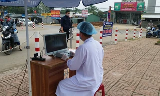 Máy đo thân nhiệt từ xa đang hoạt động tại BV Tây Bắc - Nghệ An. Ảnh: Cảnh Huệ