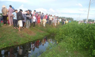 Người dân phát hiện thi thể đàn ông cùng chiếc xe máy dưới mương nước