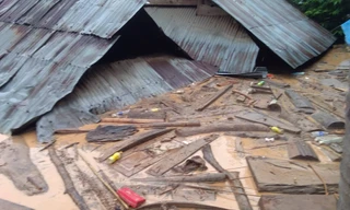 Hàng chục ngôi nhà ở xã biên giới bị nhấn chìm trong đêm