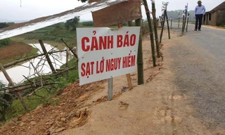 Sạt lở đường nghiêm trọng, hàng vạn dân nguy cơ bị chia cắt giao thông