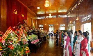 Thí sinh HHVN thành kính trước anh linh Người