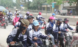 Thót tim cảnh học sinh hồn nhiên 'phi' xe máy, dàn hàng trên quốc lộ