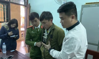 Bắt giữ nam thanh niên giấu 2 bánh heroin trong áo khoác