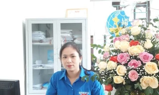 Nữ bí thư đoàn trả ví tiền cho người đánh rơi khi đi tuyên truyền chống dịch