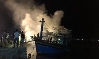 Tàu cá ngư dân bốc cháy dữ dội, thiệt hại 2 tỷ đồng