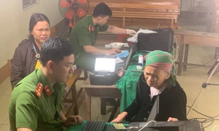 Ăn cháo khuya hồi sức, công an làm thẻ căn cước công dân cho cụ bà 86 tuổi lúc rạng sáng