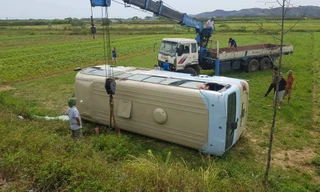 Xe chở 20 công nhân đâm cọc tiêu lao xuống ruộng, nhiều người bị thương