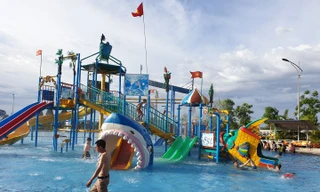 Bé trai 7 tuổi đuối nước thương tâm trong công viên nước