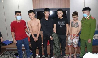 Bắt nhóm nam thanh nữ tú 'bay lắc' trong khách sạn