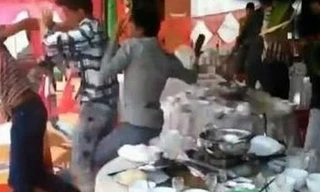 Mâu thuẫn tại đám cưới, một công an viên bị đâm tử vong