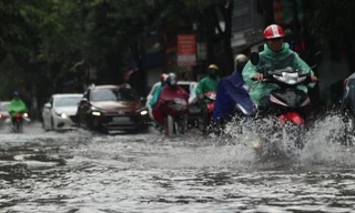 Mưa lớn, nhiều tuyến đường ở thành phố Vinh ngập sâu