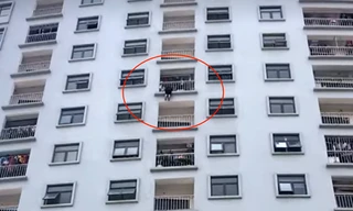 Thót tim giải cứu người phụ nữ treo lơ lửng giữa lan can tầng 10 chung cư