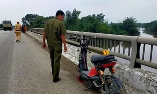 Nghi vấn nữ sinh để lại xe máy điện cùng bức thư rồi nhảy cầu tự tử