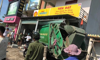 Nam thanh niên ngồi trong nhà bị xe rác lao vào tông gãy cột sống