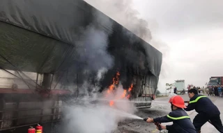 Xe tải bốc cháy khi lưu thông trên đường tránh Vinh