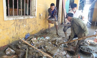 Giáo viên, học sinh vùng cao 'vật lộn' với bùn đón năm học mới