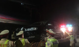 Vi phạm nồng độ cồn, tài xế thản nhiên khoá cửa ô tô rồi bỏ đi