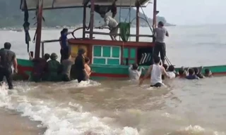 Tàu đánh cá chìm giữa biển, 3 ngư dân may mắn được cứu sống